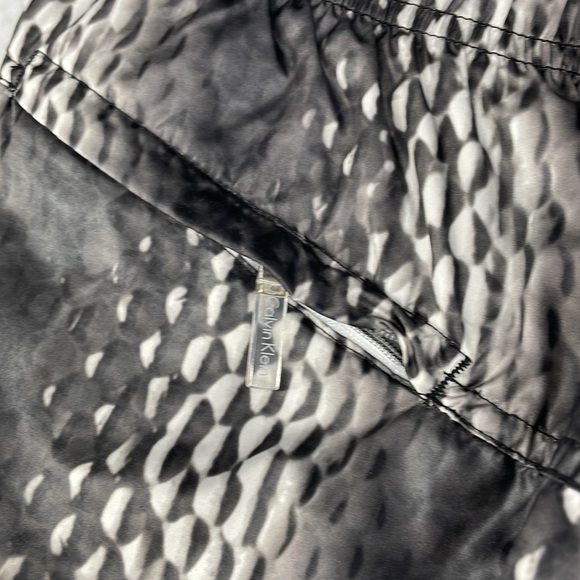 Swim Trunks, Calvin Klein, blk/get Bubble Sheen Pattern. Sz Med - Picture 12 of 12